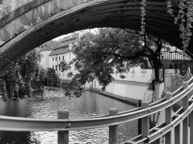 1_Charles-bridge-under-infrared-photograph-web