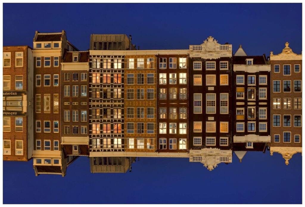 1_amsterdam-night-photogrphy-central-canal-buildings-mirrored1