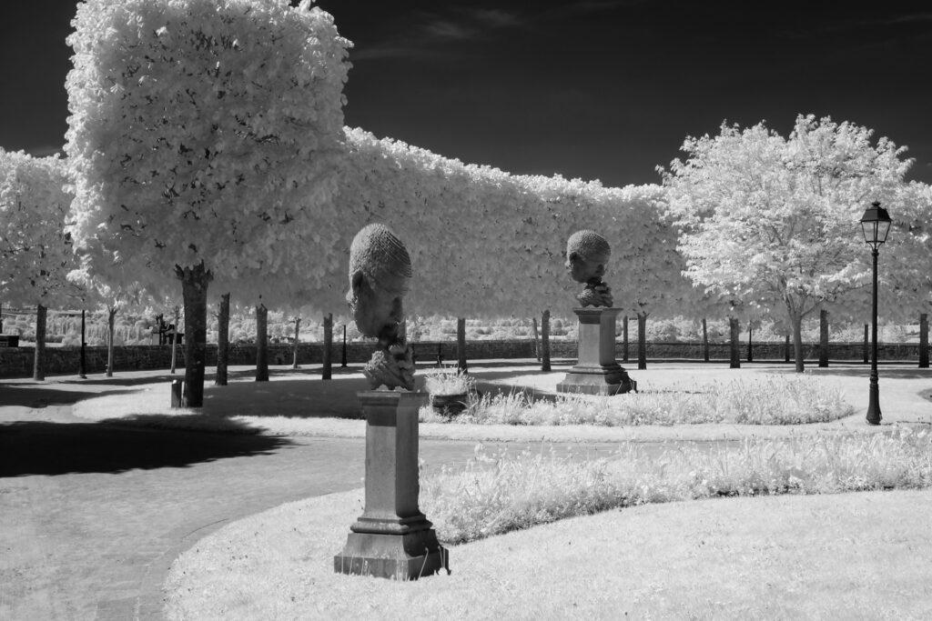 Fougeres-statue-infrared-adj