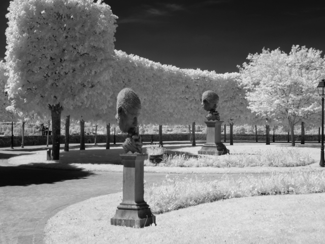 Fougeres-statue-infrared-adj