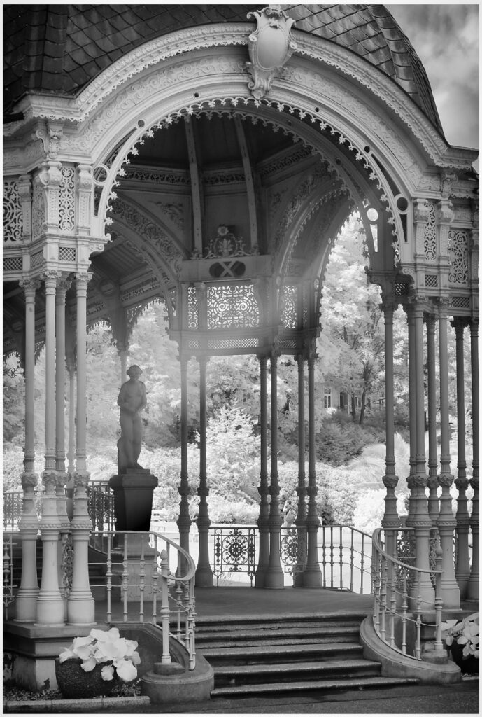 Karlovy-Vary-infrared-light-beam-colonade3