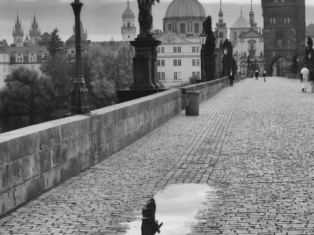 charles-bridge-black-and-white-prague-web