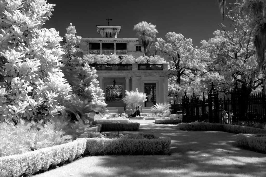 infrared-Kessler-mansion-Savannah-historical-garden