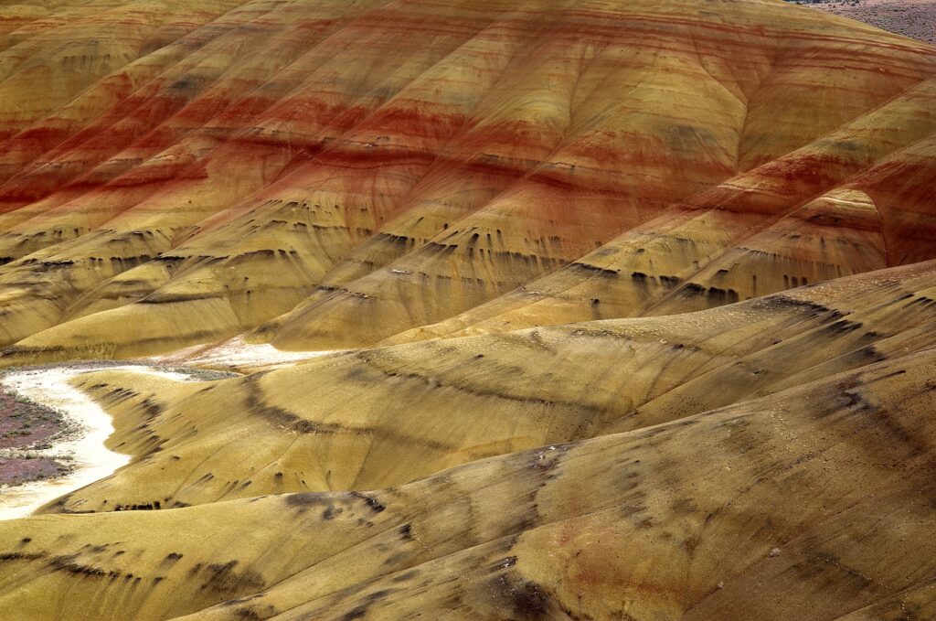 painted-hills-oregon-abstract-landscape